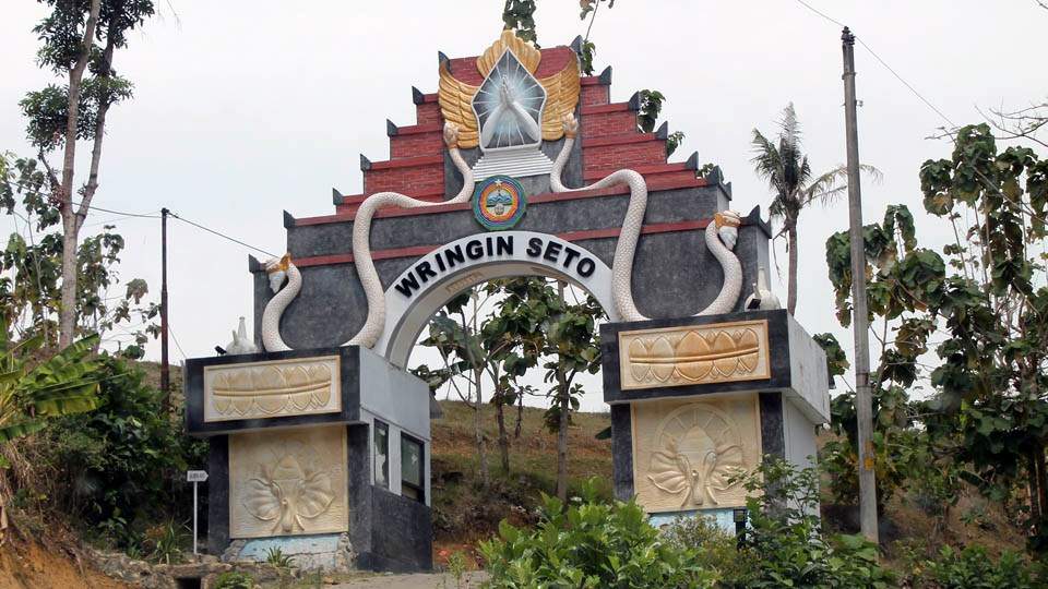 Pintu gerbang Wringin Seto yang terletak di bawah berjarak tak kurang 500-an meter dari bangunan utama.